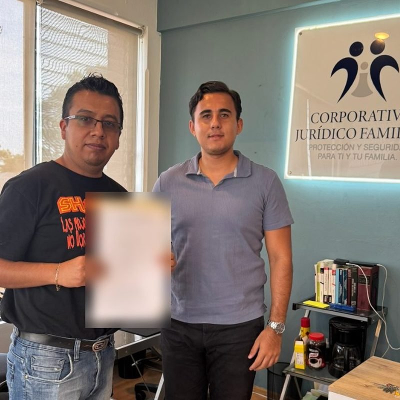Cliente con las copias certificadas de su sentencia en la oficina del despacho